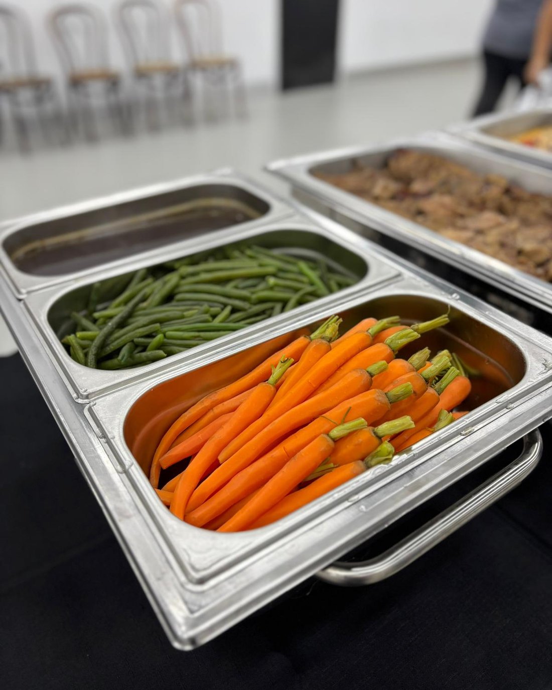 Chafing dishes with steamed carrots and green beans